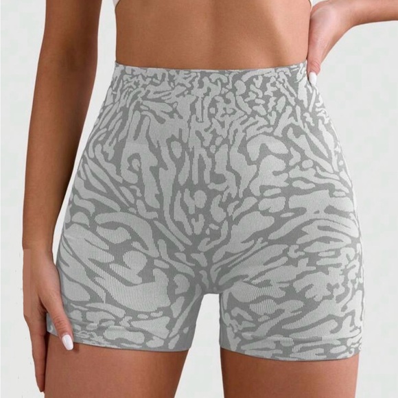 Seamless Sports Shorts - Picture 1 of 5